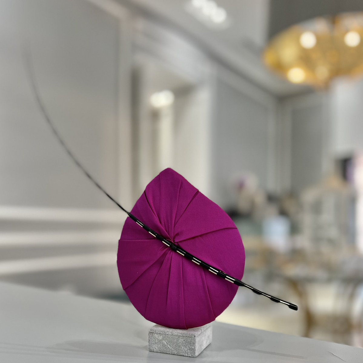 Sofisticado, elegante… y muy favorecedor 😍😍😍
.
Así es este maravilloso #tocado by #AIRUN, hormado y elaborado artesanalmente en nuestro taller  🔝🔝🔝
.
.
Se realizan envíos a toda España. 
.
.
#airun #complementos #bolso #bag  #tocadosartesanales #invitadaperfecta #invitada