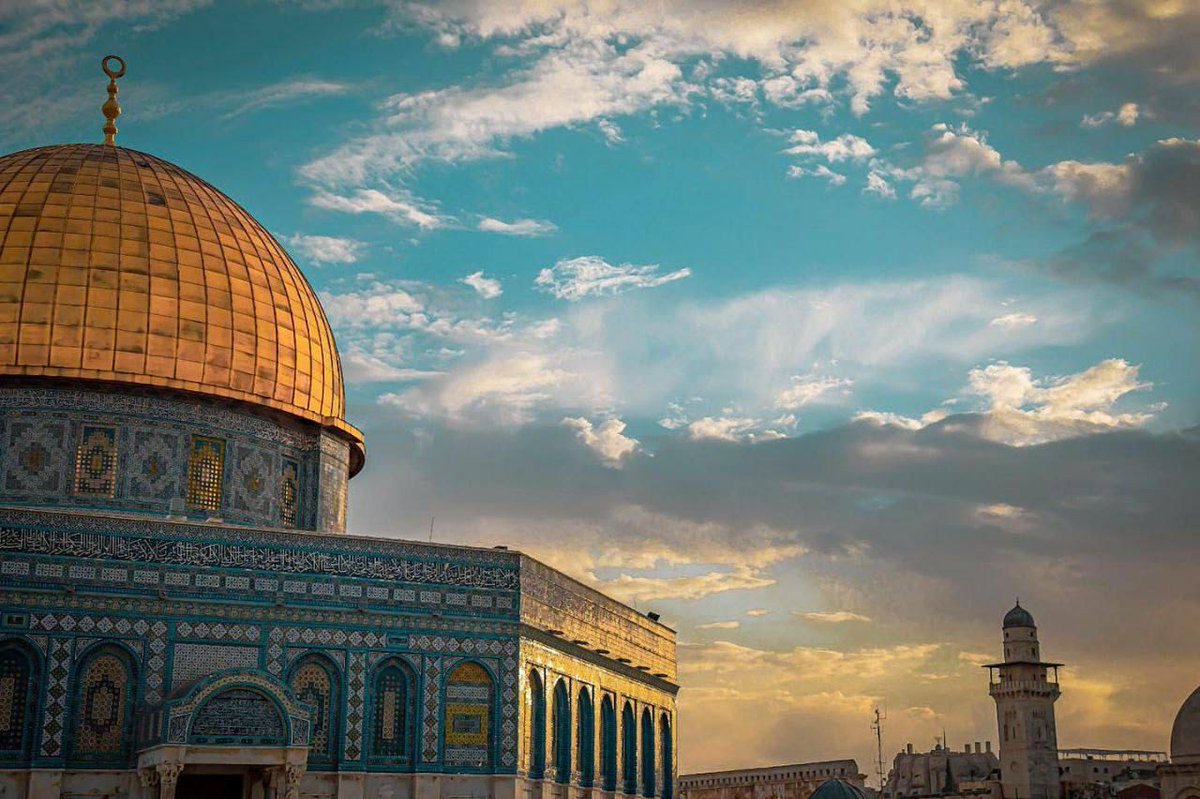 { وَأَشْرَقَتِ الْأَرْضُ بِنُورِ رَبِّهَا }