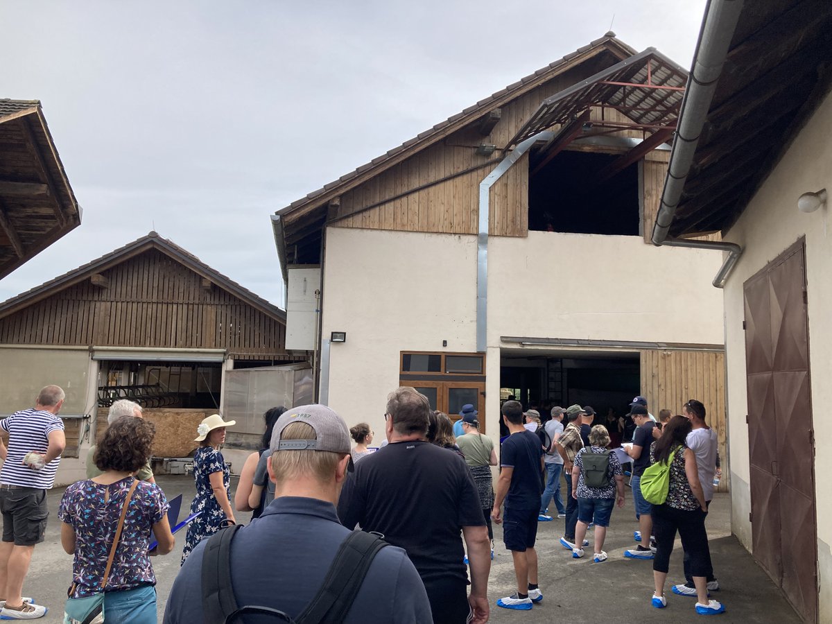 🇸🇮 Visit of Toni Kukenberger's pilot farm
🌿 Producing organic hay and pasture milk
📍 Situated in the middle of a village
🐄 Mobile milking parlour
👨‍👨‍👦 Family business