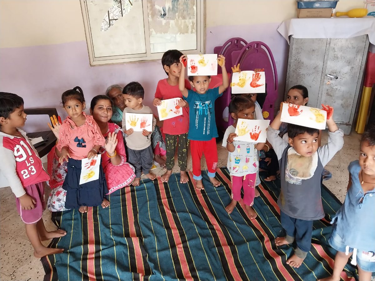 પૂર્વ પ્રાથમિક શિક્ષણ દ્વારા બાળકો ની રંગોની ઓળખ રમત સાથે આપી