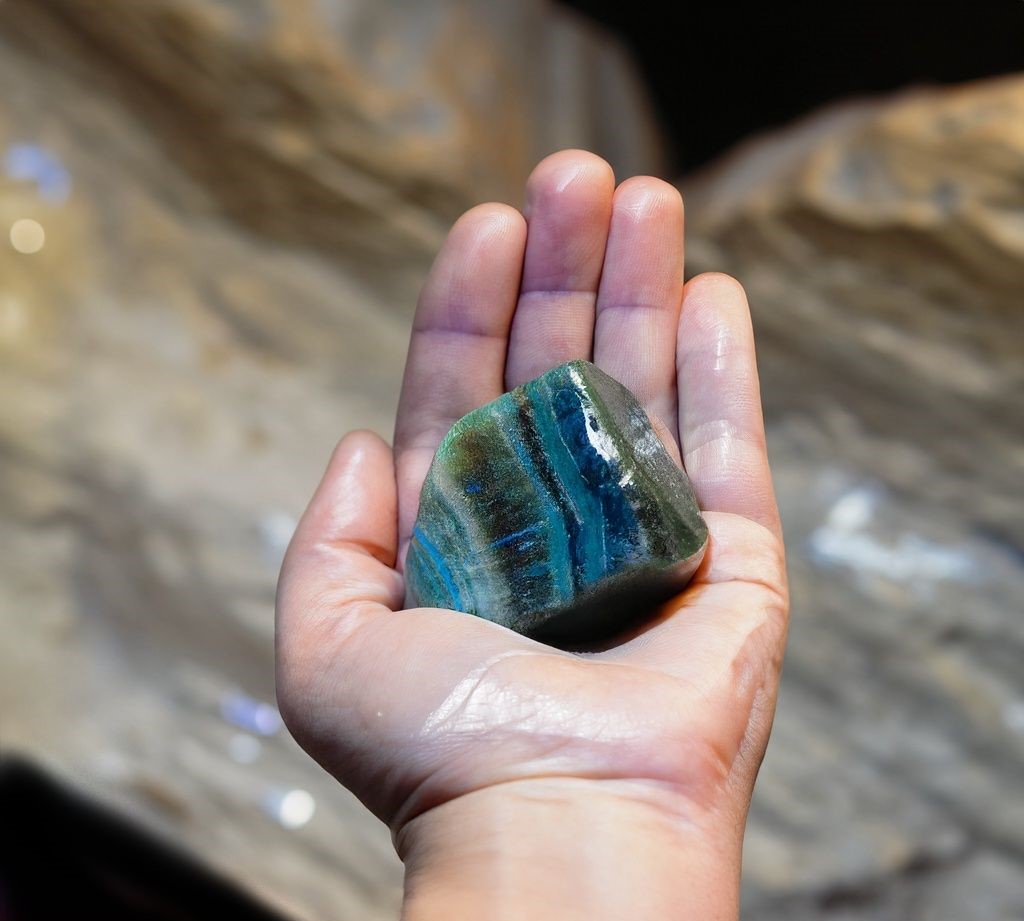 GuvercinTaki's tweet photo. 🌌✨Labradorite is a stone of transformation &amp; spiritual awakening. It enhances your intuition &amp;connects you to higher realms of consciousness. Embrace the mystical energy of Labradorite and embark on a journey of self-discovery &amp; enlightenment. https://t.co/E4NVjH4UMj