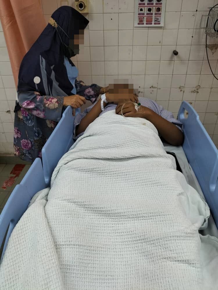 Luluh Hati Ibu, Anak Didakwa Lumpuh Ditendang Rakan Sekelas..

"Hanya bermula apabila fikry sbagai ketua kelas menegur kawan sekelasnya yg menyebarkan video lu.cah ke dalam group Whatsapp sekolah, lalu dibalas dengan tendangan kuat di kepala (tendang secara curi).."

Bebenang 👇