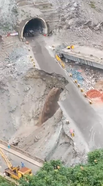 JnKFact's tweet photo. Pic 1 - Heavy rains damage temporary approach road at #Panthyal #Ramban on #Jammu-#Srinagar National Highway NH 44 b/w Tunnels T-5 & T-3 on Sat.
Pic 2 - @NHAI_Officiallays a diversion to re-link the tunnels in 2 days to restore traffic. #jkfact @jnkfact https://t.co/q3Pm6X2c18
