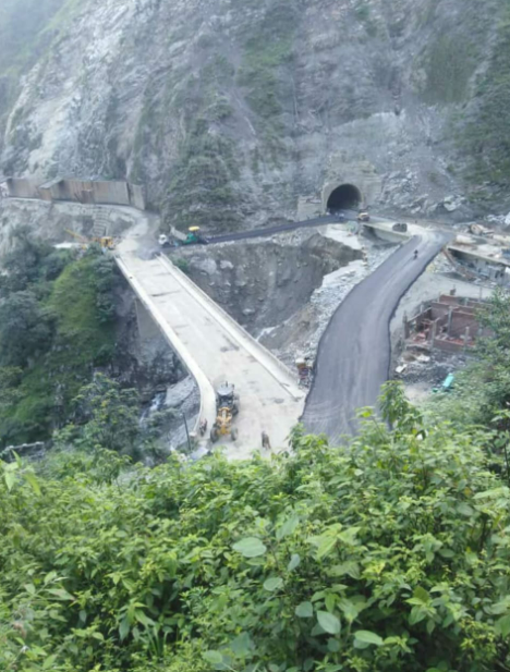 JnKFact's tweet photo. Pic 1 - Heavy rains damage temporary approach road at #Panthyal #Ramban on #Jammu-#Srinagar National Highway NH 44 b/w Tunnels T-5 & T-3 on Sat.
Pic 2 - @NHAI_Officiallays a diversion to re-link the tunnels in 2 days to restore traffic. #jkfact @jnkfact https://t.co/q3Pm6X2c18
