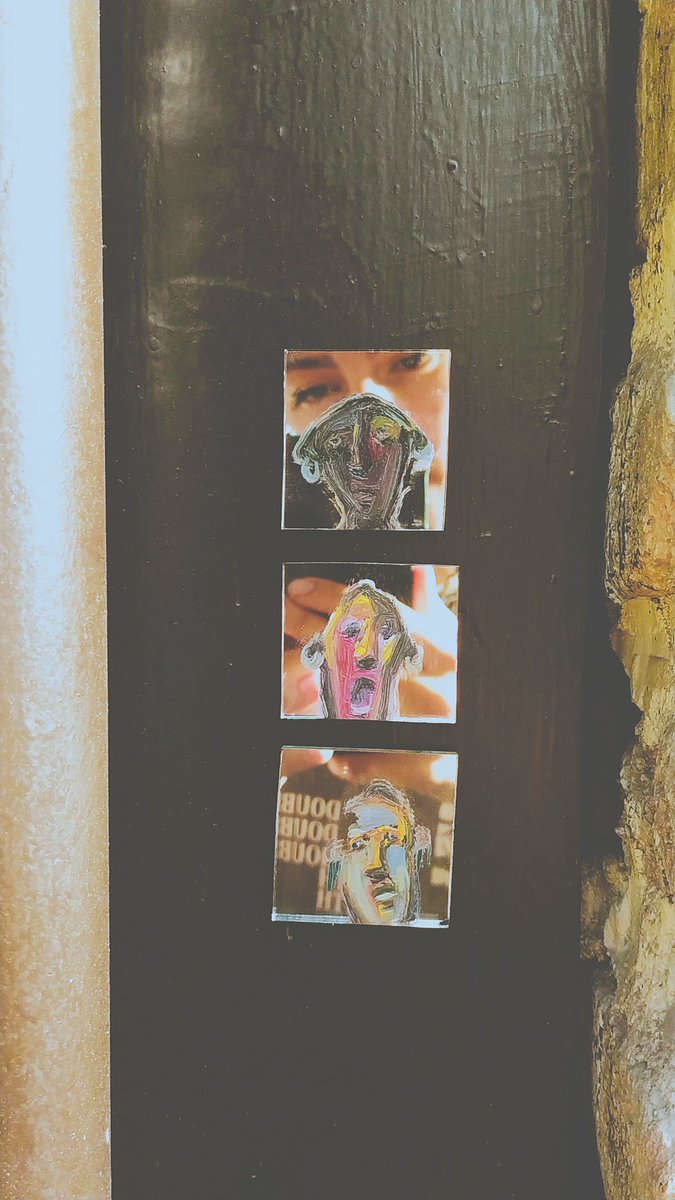 feelnafis's tweet photo. Gm 🌅
This is a small corner of my works in the real world. The paintings I draw on small mirrors and sell on the side of the street.🌻🎨
Do you like it?
#artist #NFT #nft https://t.co/lkeKfxbKEx