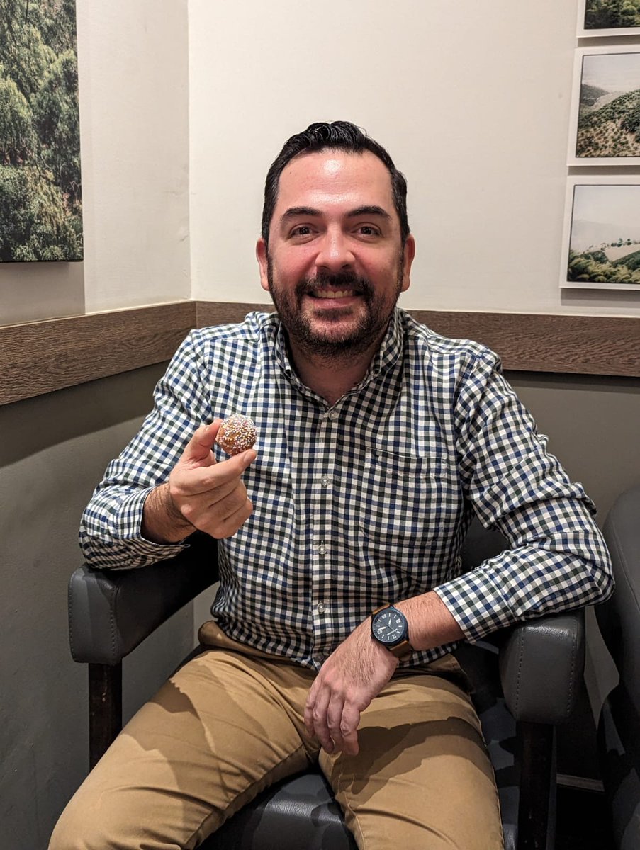 aletterforalex's tweet image. Un #timbit de birthday cake