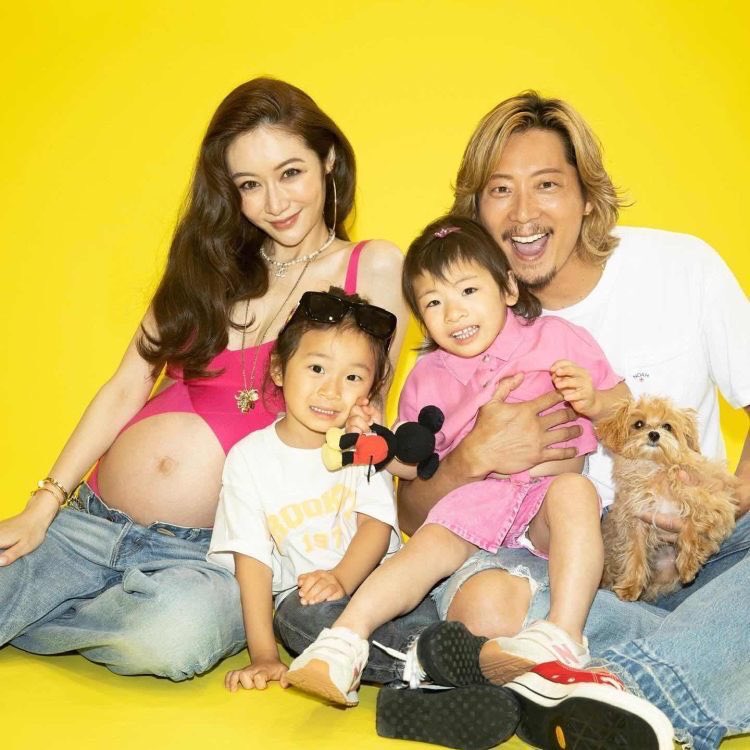 【生まれたての我が子と3ショット公開で話題！】
元 #EXILE ・ #黒木啓司 さんと妻の #宮崎麗果 さん出産報告♡黒木啓司さんの引退コメントや会社経営者の宮崎麗香さんとのツーショット・結婚発表など、黒木啓司さんについてもまとめました♡

dressy.pla-cole.wedding/kurokikeiji-mi…