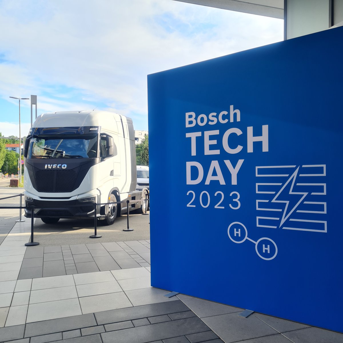 Herzlich Willkommen zu dem #BoschTechDay in Stuttgart-Feuerbach! 👏😃 Heute erfahrt ihr mehr über die Bosch-Lösungen für die Erzeugung und Anwendung von #Wasserstoff. 🤓 bosch-presse.de/pressportal/de…