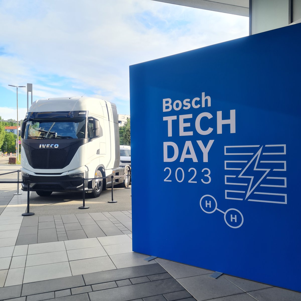 Herzlich Willkommen zu dem #BoschTechDay in Stuttgart-Feuerbach! 👏😃 Heute erfahrt ihr mehr über die Bosch-Lösungen für die Erzeugung und Anwendung von #Wasserstoff. 🤓
bosch-presse.de/pressportal/de…