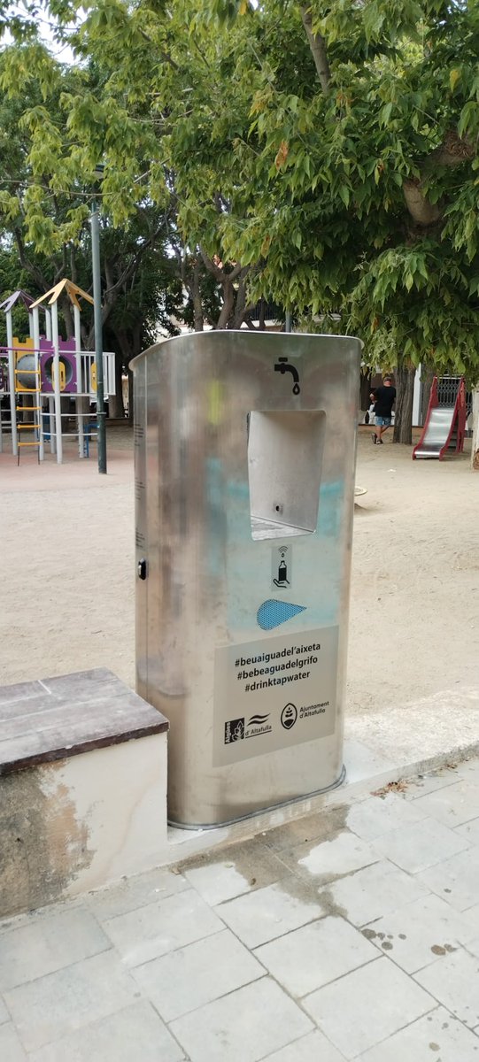 AiguesAltafulla's tweet photo. 💦Ahir va finalitzar la instal·lació una font d’aigua refrigerada a la Plaça dels Vents de @ajAltafulla. Aigua filtrada i refrigerada que esperem que ajudi a passar la onada de calor!!!!☀️
▶️L'objectiu: afavorir el consum d'aigua de l'aixeta i reduir l'ús de plàstics.🌍♻️ https://t.co/CQ8fdfU1g3