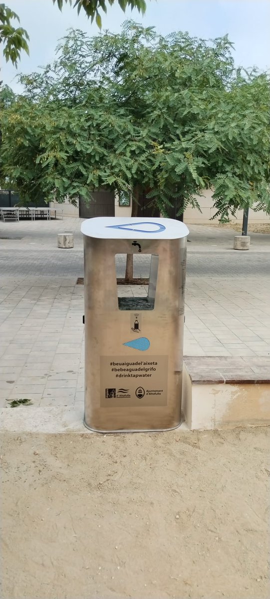 AiguesAltafulla's tweet photo. 💦Ahir va finalitzar la instal·lació una font d’aigua refrigerada a la Plaça dels Vents de @ajAltafulla. Aigua filtrada i refrigerada que esperem que ajudi a passar la onada de calor!!!!☀️
▶️L'objectiu: afavorir el consum d'aigua de l'aixeta i reduir l'ús de plàstics.🌍♻️ https://t.co/CQ8fdfU1g3