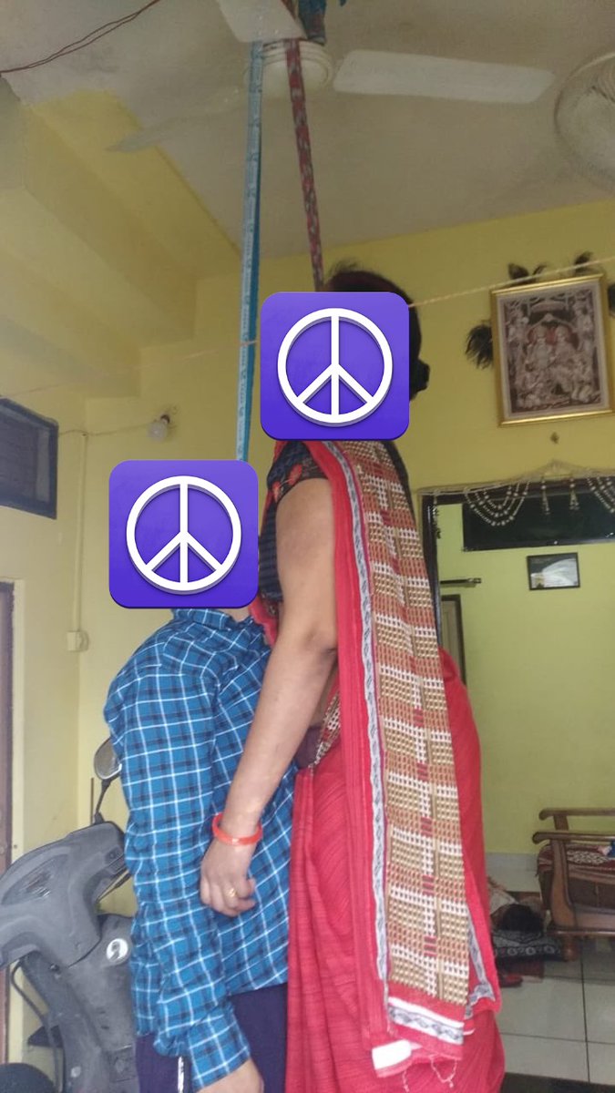 भोपाल में एक परिवार के चार लोगों ने आत्महत्या कर ली। 

मामला रातीबड़ थाना क्षेत्र की नीलबड़ इलाके के शिव विहार का है। 

पति-पत्नी ने बच्चों को जहर दिया और फिर फांसी लगाकर आत्महत्या कर ली। 

पुलिस को मौके से एक सुसाइड नोट मिला है। जिसमें लिखा है कि ऑनलाइन एप से लिया कर्ज वह चुका