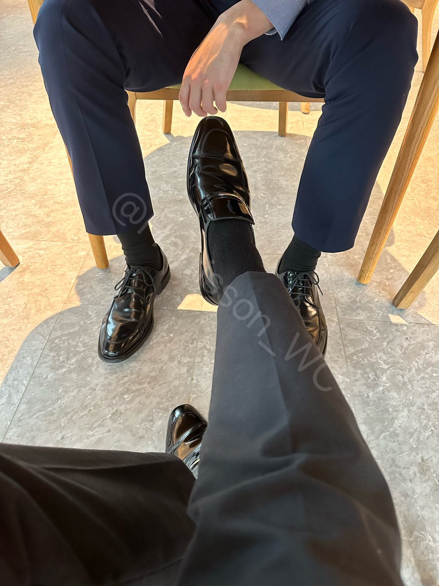 DruidChan's tweet photo. 想摸又不敢摸
Someone wanted to touch my dress shoes, but didn’t dare. (btw, tried to stomp on his bulge🥵😈) https://t.co/px9V6jaEGK