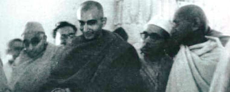 INCHistory's tweet photo. कांग्रेस का इतिहास–21
गोहाटी कांग्रेस ; स्वामी श्रद्धानंद की हत्या और देश सांप्रदायिक दंगों के गिरफ्त में 
------------

गोहाटी कांग्रेस तनाव के वातावरण में हुई। 

इसका कारण सहयोग और असहयोग का संघर्ष था। जब यह समाचार गोहाटी पहुँचा कि एक मुसलमान ने स्वामी श्रद्धानन्द को रोगशय्या पर उनसे मुलाकात करने के बहाने, गोली मार दी तो यह तनाव और भी बढ़ गया। हिन्दू-मुसलमान दोनों समुदायों में इस समाचार से शोक छा गया।

गोहाटी अधिवेशन में स्वर्गीय स्वामी श्रद्धानन्द के सम्बन्ध में प्रस्ताव गांधीजी ने पेश किया और अनुमोदन मौलाना मुहम्मद अली ने किया।

 गांधी जी ने स्वामीजी के पुत्र को शोक संदेश लिखा और शोक सभा में उनके साथ अपने दीर्घ सम्बन्धों को याद करते हुए उन्हें एक महान देशभक्त, ग़रीब और वंचित लोगों का साथी तथा ‘वीरों का वीर’ कहा। साथ ही उन्होंने हिंदुओं और मुसलमानों के बीच एकता बनाए रखने तथा सांप्रदायिक विवाद न खड़ा करने की अपील भी की। [CWMG- खंड 37, पेज 434-37 और 442-45]

गोहाटी कांग्रेस में ग्राम-संगठन के काम पर जोर दिया और उनके लिए, जो प्रतिनिधियों के निर्वाचन के लिए कांग्रेस-संस्था की किसी भी प्रकार की समिति या उपसमिति के निर्वाचन के लिए राय देना चाहते हो, या जो स्वयं निर्वाचित होना चाहते हों, या कांग्रेस की किसी भी संस्था या बैठक या समिति या उपसमिति में भाग लेना चाहते हो, खद्दर पहनना ज़रूरी कर दिया।

स्वराज का अर्थ–निर्धनों के लिए भोजन और वस्त्र

जबसे अखिल भारतीय चर्खा-संघ बना, खद्दर, ग्रामोन्नति और मितव्ययिता का पवित्र वातावरण कांग्रेस के भीतर पनपने लगा। स्त्री-पुरुषों ने खद्दर का व्रत ले लिया था, वे अलग से इसका प्रचार कर रहे थे। 

वार्षिक प्रदर्शनियों द्वारा देश की राजनैतिक, सामाजिक और सांस्कृतिक उन्नति के साथ-ही-साथ आर्थिक उन्नति की ओर ध्यान खींचने की कोशिश की गई और लोगों को विश्वास दिलाया गया कि स्वराज का अर्थ–निर्धनों के लिए भोजन और वस्त्र तथा बेहतर जीवन है। 

खादी एक आंदोलन बन रहा था और देश के आर्थिक विकास में इसका महत्त्व दिखने लगा था।

गोहाटी कांग्रेस के प्रस्ताव में सनिवय-अवज्ञा पर कोई भी बात नहीं हुई। जिसके कारण 1927 में नया वातावरण पैदा हुआ। 

जब गांधीजी ने अपना दौरा शुरू किया तो राजा-महाराजाओं के दिल का डर निकल चुका था उनमें से कुछ ने तो गांधीजी को बुलाना भी शुरू कर दिया। गांधीजी कुछ समय तक ही दौरा कर पाये थे क्योंकि गांधीजी बीमार पड़ गये।

बम्बई में कांग्रेस की महासमिति की बैठक 

बम्बई महासमिति के बैठक में हिन्दू-मुस्लिम एकता के लिए कुछ सुझाव पेश हुए जिसको मंजूर कर लिया गया। इस बैठक में साम्राज्यवाद-विरोधी परिषद के प्रश्न पर भी विचार हुआ। 

पंडित नेहरू इस समय यूरोप में ही थे। उन्होंने यूरोप के परिषद में भारत का प्रतिनिधित्व किया और ब्रूसेल्स से, जहाँ परिषद की बैठक हुई थी, कांग्रेस को एक रिपोर्ट भेजी। कांग्रेस महासमिति ने जवाहरलालजी की सेवाओं की प्रशंसा की और साम्राज्यवाद–विरोधी संघ के प्रयत्न को भी सराहा।

दूसरे प्रस्ताव में चीन की आज़ादी की लड़ाई के साथ भारतीयों की सहानुभूति प्रकट की और चीन में  फौजें भेजने की भारत-सरकार की कार्यवाही की निन्दा की गई;  साथ-ही-साथ फौजों की वापसी की भी मांग की गई।

हिन्दुस्तानी-सेवा-दल  ने चीन को एम्बुलैन्स कोर भेजने का जो इरादा किया था उसकी महासमिति ने प्रशंसा की। 

ब्रिटेन का प्रस्तावित ट्रेड-यूनियन, कानून, बंगाल-कांग्रेस का झगड़ा, मजदूरों का संगठन, नागपुर का सत्याग्रह तथा ब्रिटिश माल का बहिष्कार ,ये वे अन्य विषय थे जिनपर महासमिति ने प्रस्ताव पास किये।

मद्रास-काउंसिल में कांग्रेस की आलोचना

महासमिति की बैठक में मद्रास-काउंसिल की कांग्रेस पार्टी की बड़ी कड़ी आलोचना की गई; बात यह थी कि जब मद्रास में कांग्रेस-पार्टी की चुनाव में जीत हुई थी तो कांग्रेस पार्टी के नेता को गवर्नर ने बुलाया और मंत्रीमंडल बनाने को कहा, लेकिन उन्होंने इंकार कर दिया। वे खुद तो कौंसिलों के अध्यक्ष बन गए और स्वतंत्र दल वालों ने कांग्रेस के गुप्त आश्वासन के आधार पर मंत्रीमंडल बनवाया।

जब श्री गोपाल मैनन ने कांग्रेस पार्टी के मद्रास काउंसिल के सदस्यों के विरुद्ध निन्दा का प्रस्ताव पेश किया, तो उसके पक्ष सहमति जोरों पर थी। 

इसी समय मई के चौथे सप्ताह में एक अच्छी खबर मिली। 

चार साल के जेल-जीवन के बाद नेताजी सुभाषचंद्र बोस  छोड़ दिये गये। 

लार्ड लिटन इस विषय में घबराते थे; अत: बंगाल के नज़रबन्दों के साथ नरमी दिखाने का काम सर स्टैनले जैक्सन के जिम्मे पड़ा। सुभाष बाबू का स्वास्थ्य पूरी तरह से बिगड़ गया था और इसी वजह से सबको बड़ी फ़िक्र होने लगी थी। उनकी रिहाई का स्वागत किया गया। 

हिन्दू-मुस्लिम एकता परिषद का गठन

1927 के गर्मियों में देश में हिन्दू-मुस्लिम दंगों की बाढ़-सी आ गई। सबसे भीषण दंगा लाहौर में हुआ, बिहार, मुलतान, बरेली और नागपुर में भी इसी प्रकार के दंगे हुए। 

इन दंगों के कारण में तीन साल पहले एक छपी किताब थी जिसका नाम था- रंगीला रसूल। इसके जवाब में मुसलमानों के लगभग सभी गुटों की तरफ से मौलाना सनाउल्‍लाह अमृतसरी ने उर्दू में मुकद्दस रसूल बजवाब रंगीला रसूल लिखी जो हिंदी में भी प्रकाशित हुई। विवाद को दोनों तरफ़ से हवा दी गई और माहौल बिगड़ता चला गया। 

सरकार ने रंगीला रसूल के प्रकाशक राजपाल महाशय मुकदमा चलाया, जो दो साल तक चलता रहा। अदालत ने दो साल की सजा का हुक्म सुनाया, लेकिन हाईकोर्ट ने सजा रद्द कर दी।  

इसके बाद इल्म-उद-दीन नामक एक व्यक्ति ने प्रकाशक महाशय राजपाल की हत्या कर दी तो माहौल और तनावपूर्ण हो गया, हत्यारे को मौत की सज़ा तो हुई ही लेकिन मुस्लिम कट्टरपंथियों ने उसे एक हीरो बना दिया।

कांग्रेस इस तरह के सांप्रदायिक माहौल को लेकर बहुत चिंतित थी तथा इसको रोकने के लिए कई प्रयास किए गए। 

सरकार भी चेती और उसने अगस्त 1927 में एक बिल पेश किया जिसमें कहा गया- जो कोई व्यक्ति सम्राट की प्रजा के किसी वर्ग की धार्मिक भावनाओं पर जान-बूझकर और बुरे इरादे से चोट पहुँचाने के लिए मौखिक या लिखित शब्दों से या दृश्य-संकेतों से उस वर्ग के धर्म या धार्मिक भावनाओं का अपमान करेगा या अपमान करने का प्रयत्न करेगा, उसे दो साल की सज़ा मिलेगी या जुर्माना होगा या उस पर सज़ा  व जुर्माना दोनो एकसाथ होंगे।

वायसराय ने देश में एकता की आवश्यकता पर जोर दिया। इसके बाद एक एकता परिषद सम्मेलन भी किया गया लेकिन कुछ खास कामयाबी नहीं मिली। 

महासमिति ने 27 अक्टूबर 1927 को एकता-सम्मेलन का आयोजन किया। सम्मेलन का सभापतितत्व श्री श्रीनिवास आयंगर ने किया। 

इस सम्मेलन में कहा गया कि हिन्दुओं को धार्मिक व सामाजिक कार्यों के लिए हर मस्जिद के सामने जुलूस निकालने और बाजा बजाने की स्वतन्त्रता है; लेकिन उन्हें मस्जिद के सामने न तो जुलूस रोकना चाहिए न कोई विशेष प्रदर्शन करना चाहिए और न ही मस्जिदों के सामने इस तरह के भजन गाने चाहिए या इसी तरह बाजा बजाना चाहिए कि मस्जिदों के इबादत करने वाले व नमाज़ पढ़नेवाले दिक़्क़त या उनके कार्य में बाधा न हो। अपील की गई कि गायों के वध करने के लिए जुलूस भी न निकाला जाए और न कोई विशेष प्रदर्शन हो।

सम्मेलन में हिन्दू-मुस्लिम एकता को समृद्ध करने के विषय में कई विषयों पर चर्चा हुई और हिन्दू-मुस्लिम एकता का प्रचार करने के लिए हर प्रांत में एक-एक कमिटी नियुक्त करें।