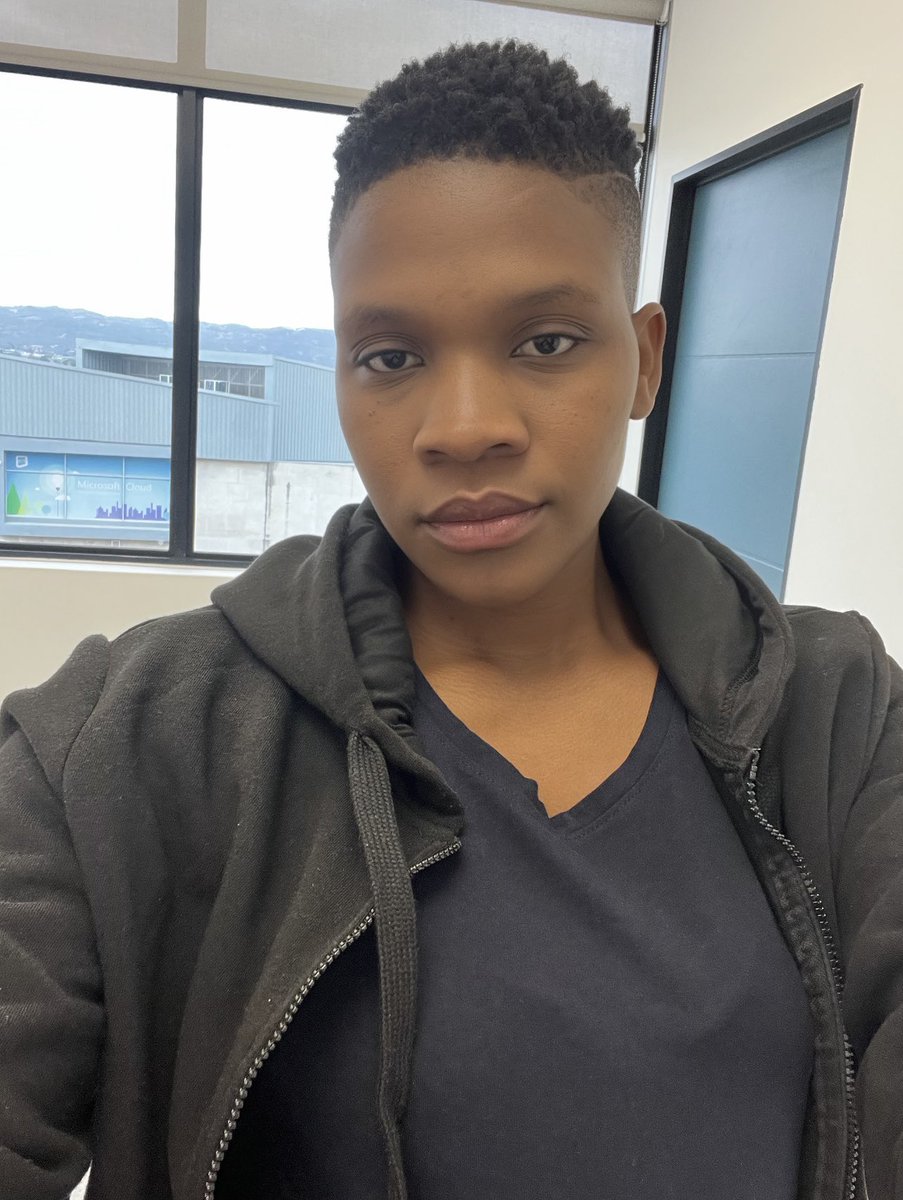 Carolinerathabe's tweet image. My morning face😩

Good morning fam❤️