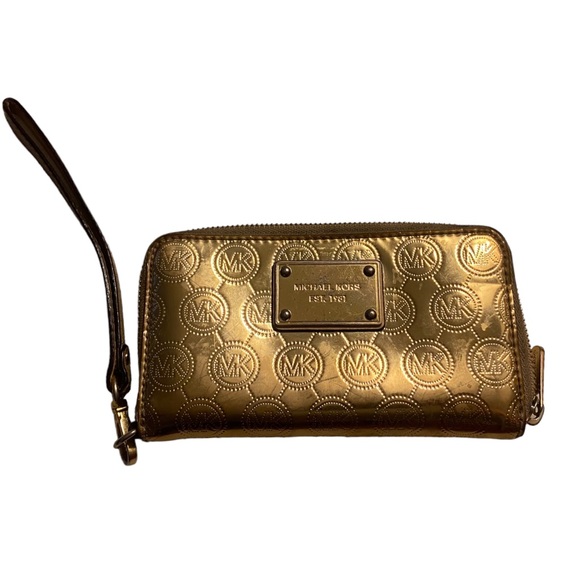 michell59412440's tweet photo. So good I had to share! Check out all the items I'm loving on @Poshmarkapp #poshmark #fashion #style #shopmycloset #michaelkors: https://t.co/Gil2BwsIiC https://t.co/ksDS9lolp9