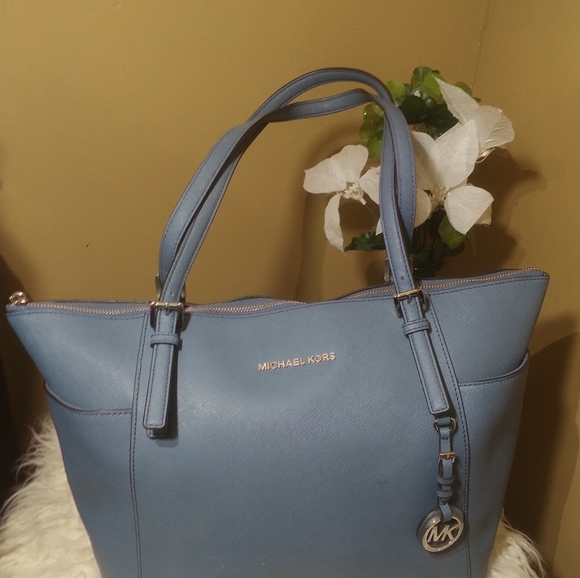 michell59412440's tweet photo. So good I had to share! Check out all the items I'm loving on @Poshmarkapp #poshmark #fashion #style #shopmycloset #michaelkors: https://t.co/Gil2BwsIiC https://t.co/ksDS9lolp9
