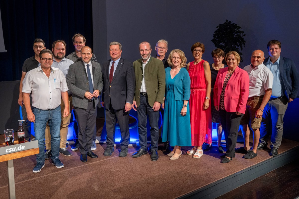 Die Landshuter Delegation unter ihrem Vorsitzenden Florian Oßner (5.v.l) wurde am vergangenen Samstag beim CSU-Bezirksparteitag in Dingolfing von den Bezirksdelegierten aus ganz Niederbayern mit sehr guten Wahlergebnissen unterstützt.

landshut.info/2023/landkreis…