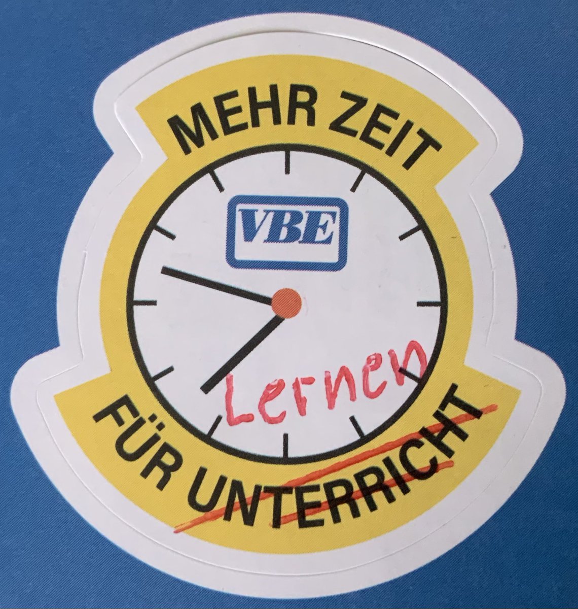 Wie kann man so doof sein, und noch mehr Unterricht fordern!
Das Lernen sollte im Mittelpunkt stehen!
Lieber VBE: „setzen 6“