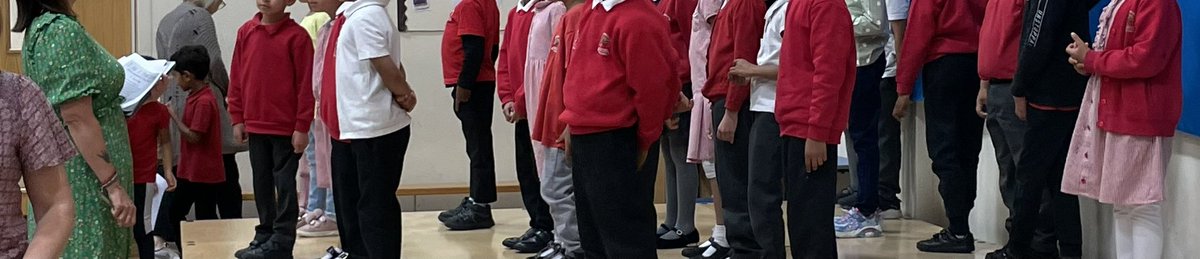 LyndhurstOldham's tweet photo. What a fantastic end of year oracy celebration. Over 400 children reciting a wide range of poetry. Well done everyone! @FocusTrust1 @voice21oracy @OldhamPledge #pledge8 https://t.co/PZFVZLE7R7