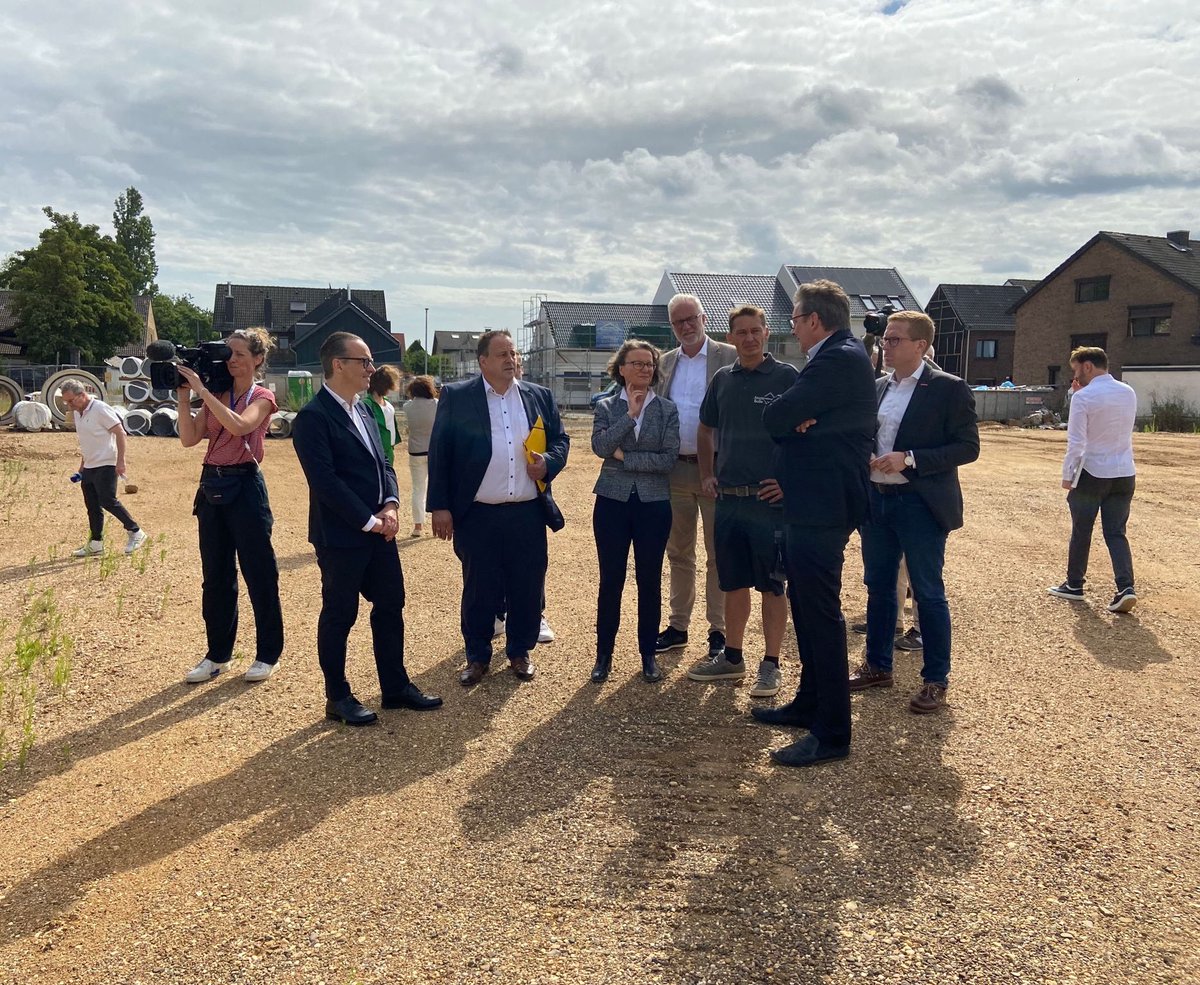hwk_koeln's tweet photo. 2. Jahrestag Flutkatastrophe: MIN @inascharrenbach , HGF @GarreltDuin &amp; Dr. Florian Hartmann vom @WHKT4 besuchen Hochwassergebiete im Rhein-Erft- und Rhein-Sieg-Kreis. Handwerksplattform https://t.co/LWu4gSvMBe ist wichtig, um Wiederaufbau durch Handwerk weiter zu unterstützen. https://t.co/4uUtU3UWq7