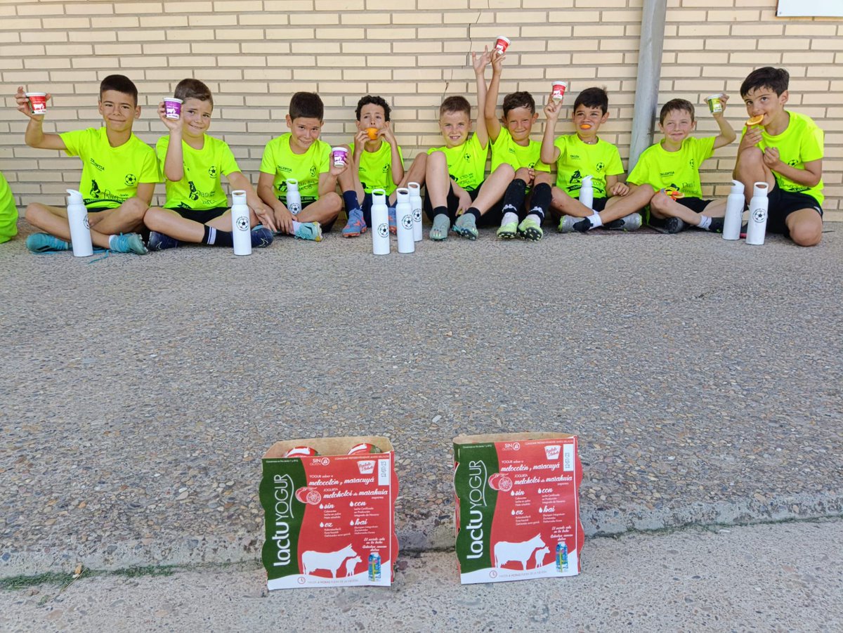 TalentiaFutbol's tweet photo. 🐄 Hoy nuestros amigos de @Leche_Lacturale como cada semana nos han visitado para contarnos la importancia de la alimentación en el deporte 💪🏼⚽

🔹Importancia de consumir productos saludables , de cercanía , que cuidan nuestro entorno y que generan empleo en la zona 💯

🥛🏃🏽‍♀️🐄⚽ https://t.co/DRWiATmyEz