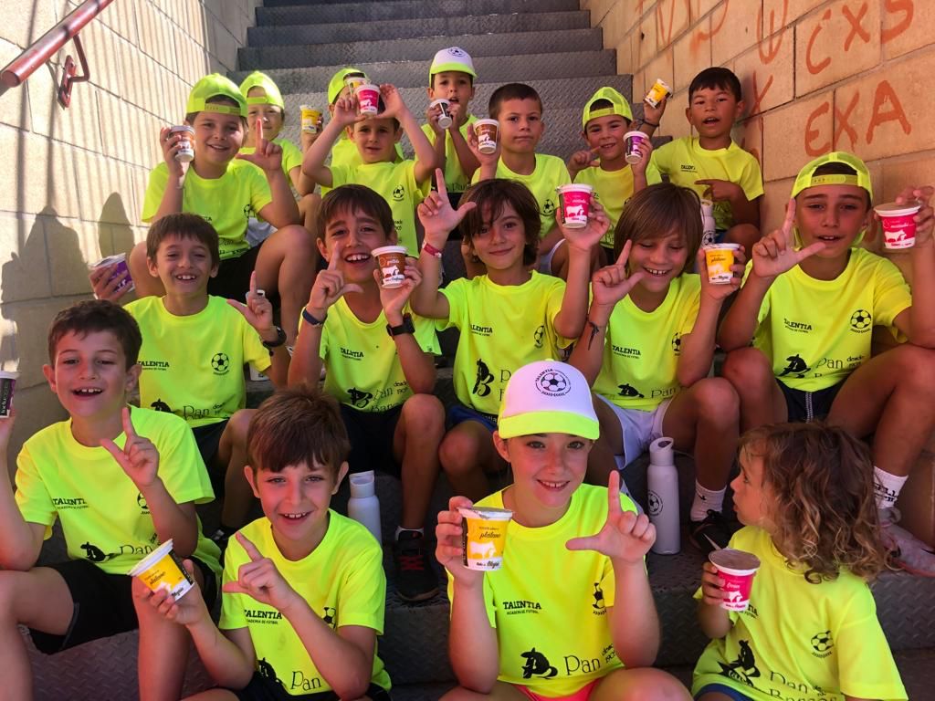 TalentiaFutbol's tweet photo. 🐄 Hoy nuestros amigos de @Leche_Lacturale como cada semana nos han visitado para contarnos la importancia de la alimentación en el deporte 💪🏼⚽

🔹Importancia de consumir productos saludables , de cercanía , que cuidan nuestro entorno y que generan empleo en la zona 💯

🥛🏃🏽‍♀️🐄⚽ https://t.co/DRWiATmyEz