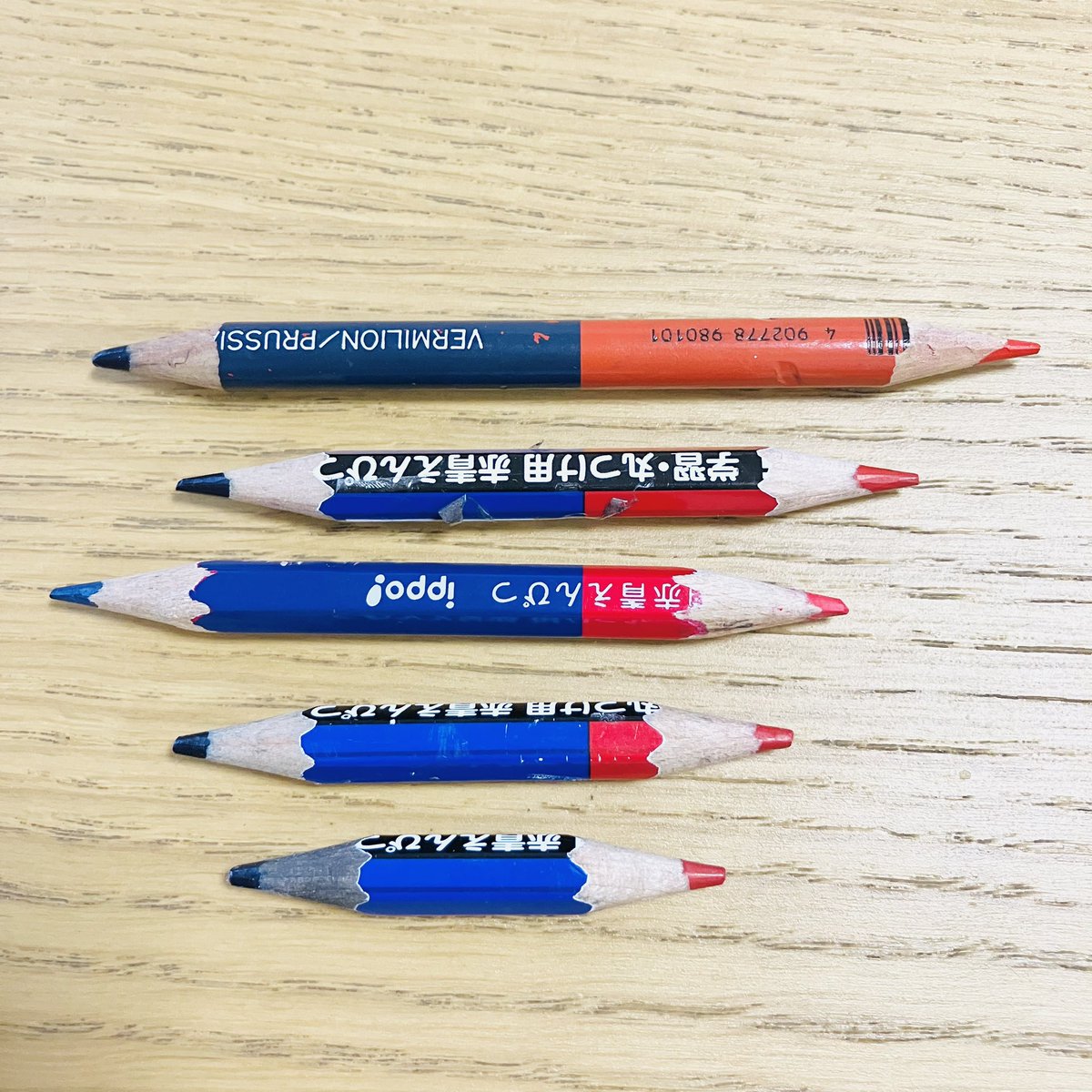 sewgood6's tweet photo. 鉛筆や色鉛筆を整理していたら、うちの子たちの使い方に執念すら感じる赤青鉛筆をたくさん発掘。

一体どこまで使うのが正解なのかな

#赤青鉛筆耐久レース https://t.co/pZl4NM15FX
