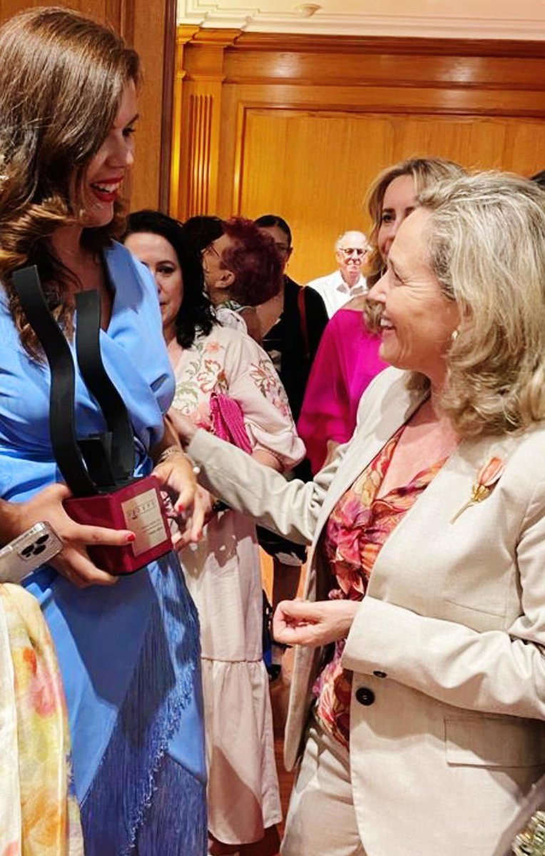 CurvyElegante's tweet photo. Es un honor y una responsabilidad el reconocimiento ayer otorgado desde @MujeresFedepe en el @InstCervantes
“Eliminar cánones de belleza es un reclamo social”
Felicidades a todas las premiadas.
@NadiaCalvino
#adelanteYHaciaArriba #juntasvalemosmas #eresperfecta https://t.co/yIjH1WxbXs