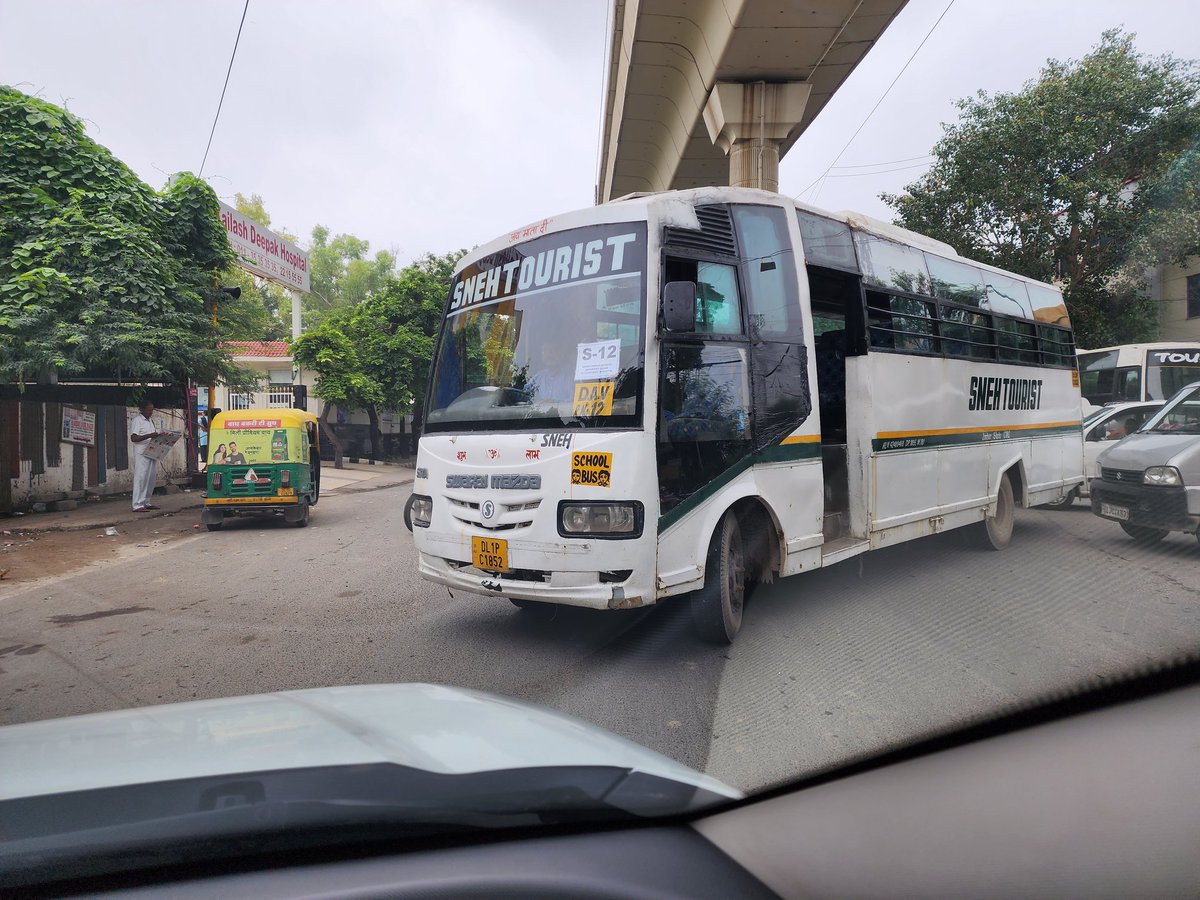 2 days passed since school bus driving on wrong side killed 6 people on DME. Today 13 July a bus of SR #DAVPublicSchool, Dayanand Vihar, route S12 DL 1PC1852 was driving on wrong side at 8am opp Kailash Deepak Hospital. Need to teach lesson to such drivers & schools @dtptraffic