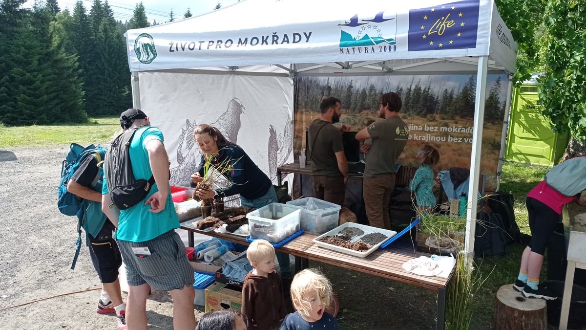 KBE_JU's tweet photo. Rašelináři společně s kolegy z @LIFEforMIRES připravili program pro návštěvníky Dne @ParkSumava .
Co všechno ukazovali? ⬇️

https://t.co/QnuSZbVKvh

#water #peatlands #biodiversity #climate https://t.co/hNa2o5gANn