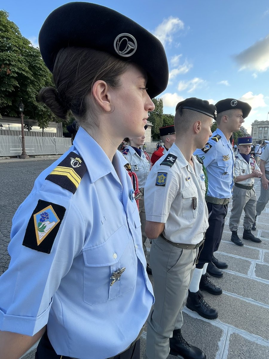 Le délégué #RéserveTerre a rencontré lors des répétitions des réservistes opérationnels 🪖qui participeront au tableau final du #14Juillet 🇫🇷Sergents ou soldats du rang, ces étudiants donnent avec enthousiasme de leur temps pour servir. #FiersDeNosSoldats 💪 #EspritDéfense