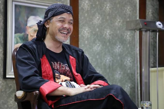 Bajingan Itu Dijuluki Tugiman 

Saat aku mendengar kabar Ganjar Pranowo mencopot Kepala SMKN 1 Sale Rembang karena terbukti pungli, aku cuma batin, bajingan sekali pemimpin satu ini. Ya bajingan, sebuah ungkapan yang sering banget kita pakai untuk meluapkan kekaguman atau