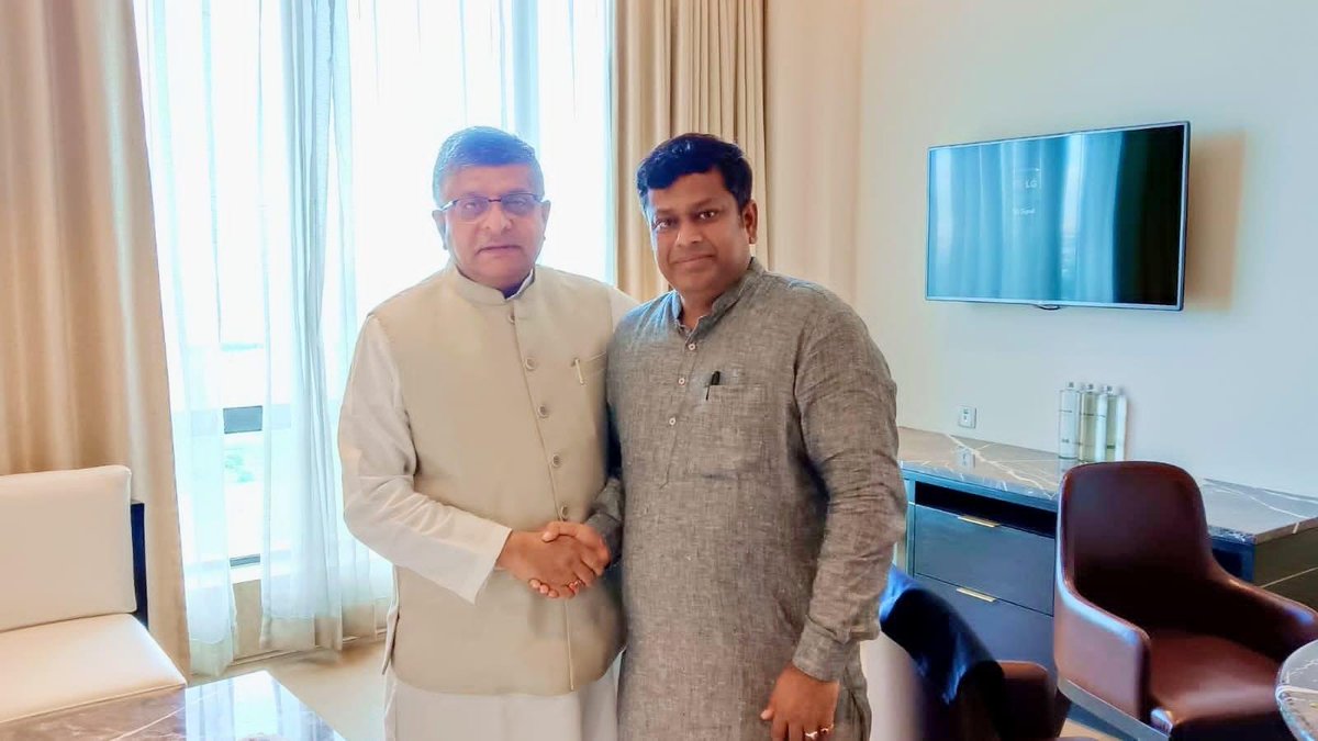 DrSukantaBJP's tweet photo. পশ্চিমবঙ্গের পঞ্চায়েত ভোটে ছাপ্পা, ভোট লুট ও হিংসা এসব বিষয়ে অবগত করতে কলকাতায় কেন্দ্রীয় রাজনীতিবিদ মাননীয় শ্রী @rsprasad  মহাশয়ের সাথে সাক্ষাৎ করলাম। https://t.co/1TndPUCatc