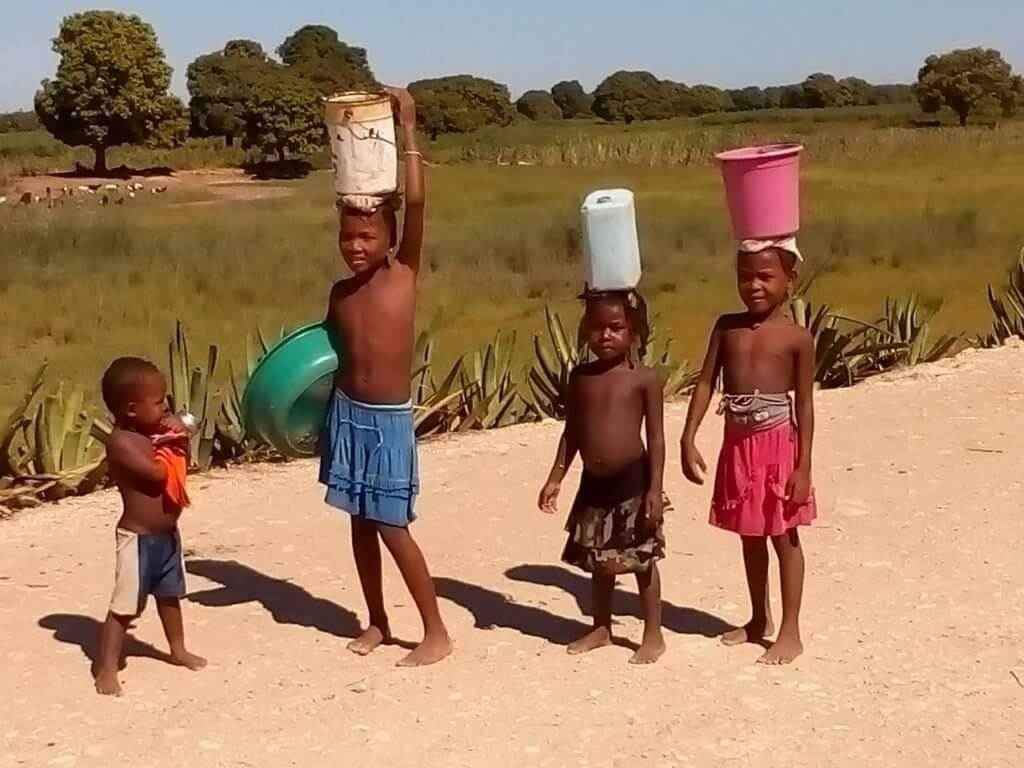 #Buongiorno
Il duro lavoro del trasporto di acqua potabile. 
Spesso tocca ai bambini farlo camminando anche per 5-6 km.

Noi, giriamo un rubinetto.
#13luglio