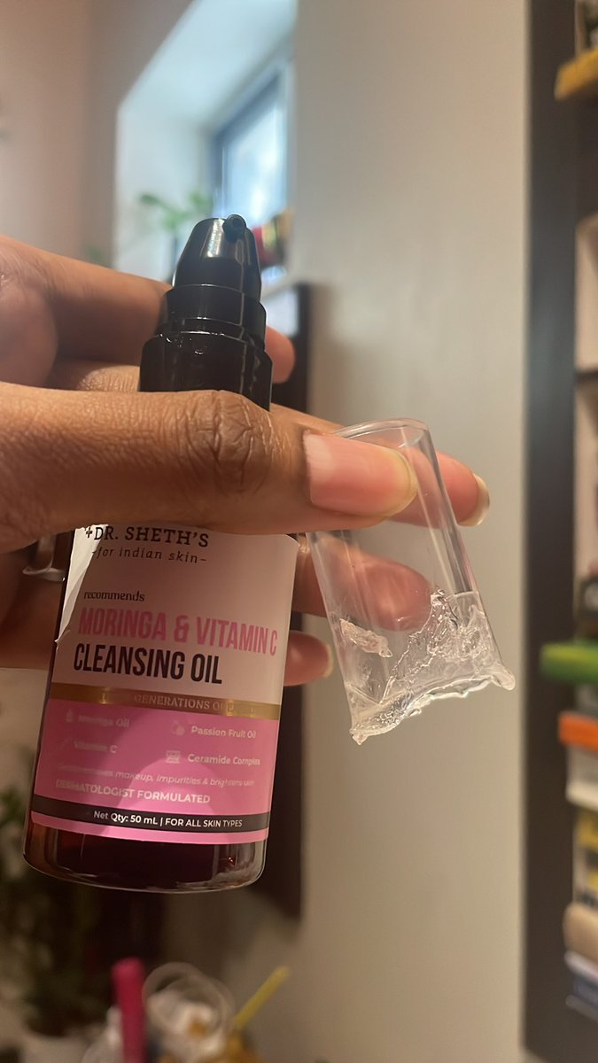 ushoshi's tweet photo. @MyNykaa just delivered this damaged @Drsheths for the second time after returning the product. 
Now it's showing not delivered on the app so can't even raise a refund. 
Is this a joke @MyNykaa???? Horrible to say the least! https://t.co/BCZnpjBflJ