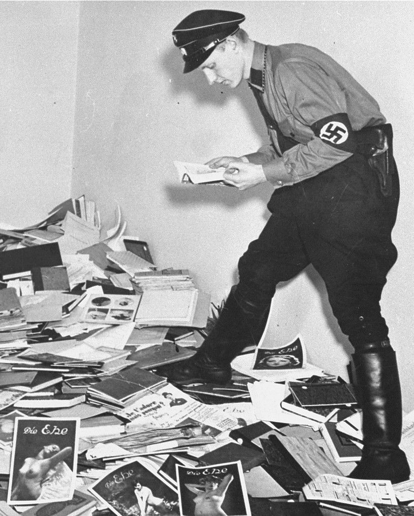 Candeliano's tweet photo. Retirando publicaciones en catalán en la biblioteca de Borriana. https://t.co/99Y1t4zpf8