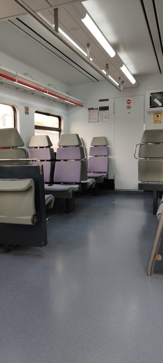 buritokun's tweet photo. @rodalies me explicáis porque cada día me tengo que esperar en Sants y Hospitalet con el R4  como unos 15 minutos para llegar a una puta parada, UNA PUTA parada. Me decís que explicación doy en el trabajo? https://t.co/IwpgYOMJz9