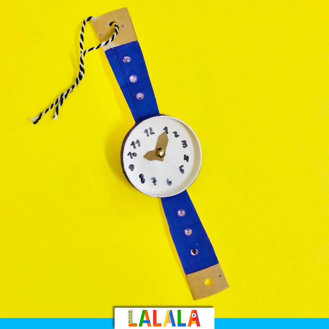 İlk saatimizi kendimiz yapalım mı?⌚️
Kağıt bardağın tabanını keserek kadranı, kartondan kayışını yapabilirsiniz. Kalemle numaraları yazıp akrep ve yelkovanı yapmak için de iki parça kartonu raptiye ile sabitleyebilir, kayışa küçük delikler açıp iple bileğine takabilirsiniz✨