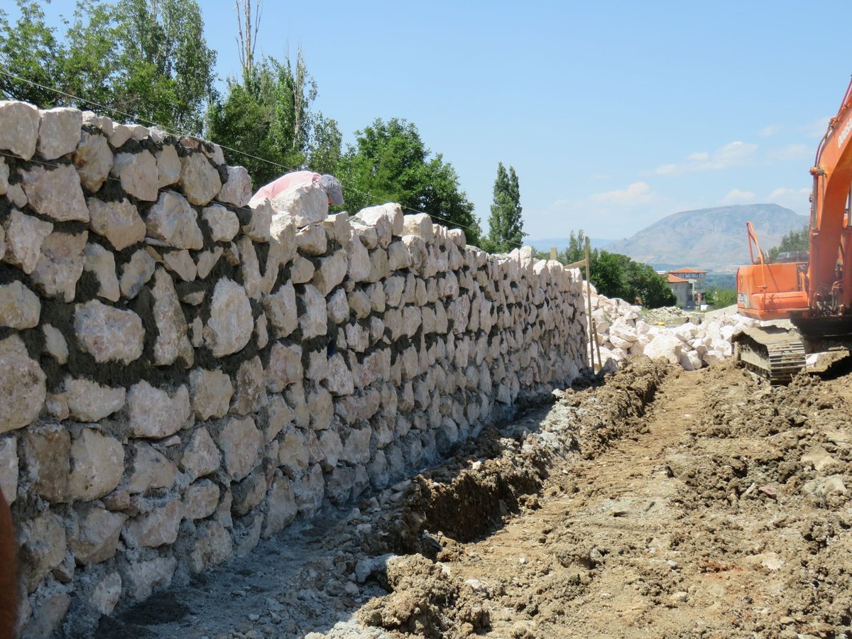 Tokat Pazar Üzümören Beldesinin Üzümören Deresi 2. Kısım Taşkın Koruma İnşaatı devam ediyor.