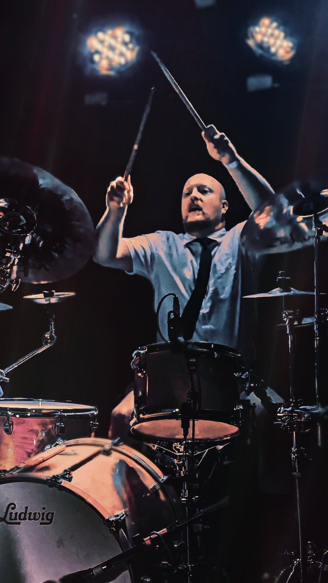 SHÜTTERFØXXi tweet media