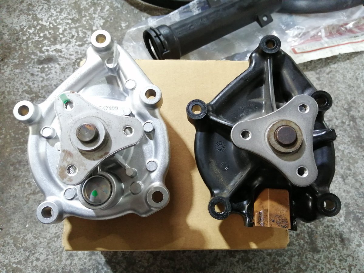 FrenchGarageSBT's tweet photo. この時漏れてたサーモスタット換えて暫くしたらウォーターポンプから漏れる。
予想は当たる。
ウォーターポンプは樹脂からアルミボディへ、新車時のコストカットだろ。
パイプも換えたけどもうやりたくない🤮
#プジョー
#207CC https://t.co/3IDPWkyjmM