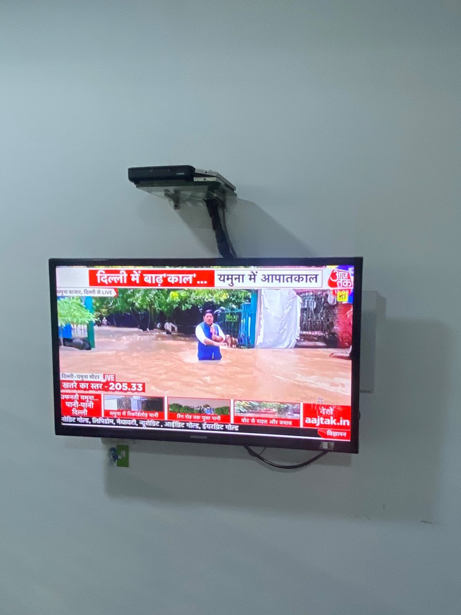 TheNagrikVoice's tweet photo. आज तक @aajtak आपने पानी में जो रिपोर्टर उतारे हैं, उसमें से अगर एक भी सीवेज के खुले हुए ढक्कन में गिर गया तो ज़िम्मेदार कौन होगा? ग़रीब रिपोर्टर मना नहीं कर सकते, लेकिन
@aroonpurie आप प्लीज़ खिड़की खोलकर देखिए,पानी ज़्यादा है,शर्म से बहुत ज़्यादा
@varungrover #MediainIndia https://t.co/eJuH7kNJ09