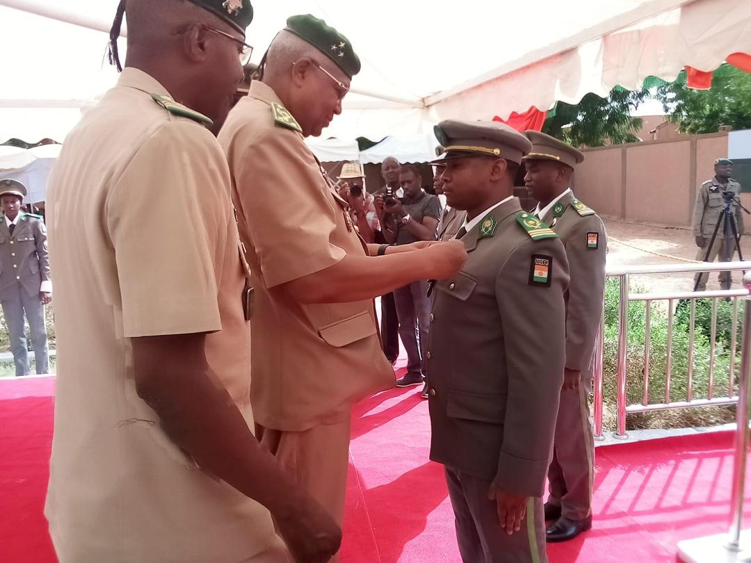 ArmeesNiger's tweet photo. 👮‍♂️👨‍✈️ 2ème promotion de l'Ecole Militaire Supérieure (#EMS)

➡️24  Officiers ont reçu leurs parchemins🗞📄 en présence de la hiérarchie militaire, des partenaires du Ministère ainsi que de leurs familles. 
#DIPLOMEDETATMAJOR https://t.co/704bU2Joiy