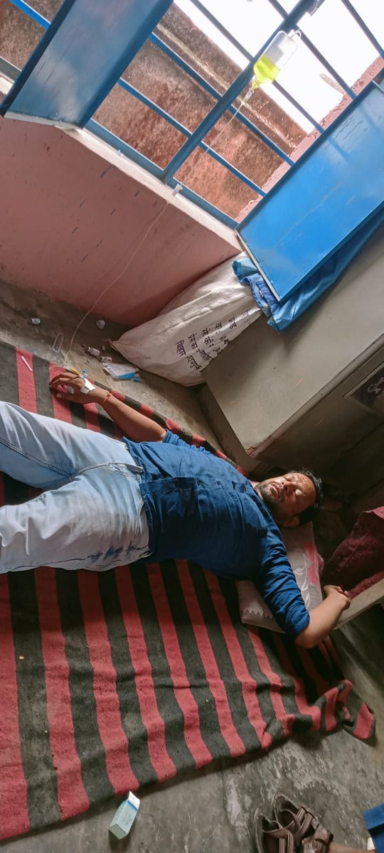 btetctet's tweet photo. आकस्मिक अवकाश पर वरीय पदाधिकारी द्वारा रोक लगाई गई है जिस कारण शिक्षक सुमित कुमार वत्स पातेपुर,वैशाली की तबीयत खराब है और वो उस हालत मे विद्यालय के कार्यालय मे डॉक्टर साहब ईलाज कर रहे है। अब शब्द नहीं बचे कुछ लिखने को बस अब लोकतंत्र किताबों में रह गया है बाकी लानत है ऐसे विभाग को https://t.co/wnFnYllkmW
