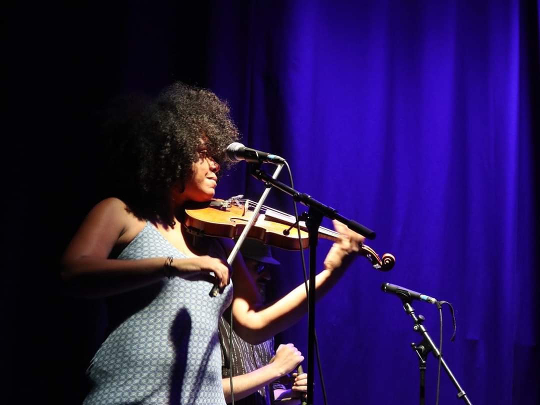 ccalbareda's tweet photo. Els @Gruporumbakana van fer embogir la sala d'actes amb rumba i canallisme! Si en voleu més, el 15 seran també per Festa Major a la @BodegaSalto  #ConcertsdelaCarbonera https://t.co/Ain0BXYSCk