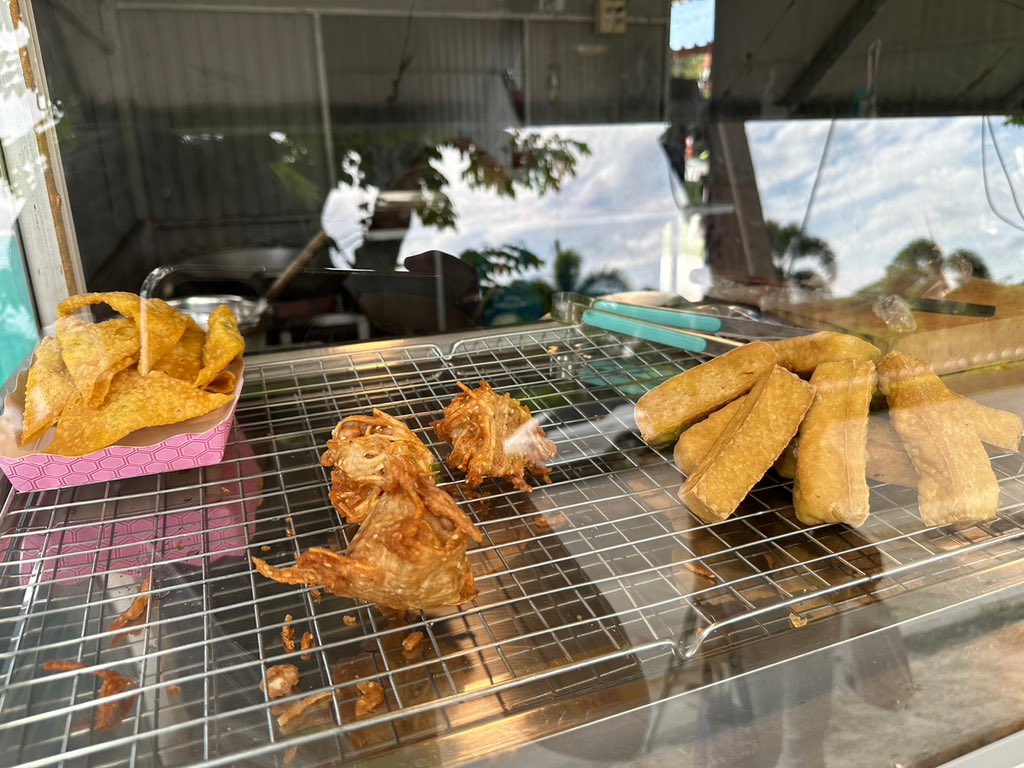 parreviews's tweet photo. ร้านเผือกทอดเปิดใหม่ เผือกเน้นๆ แทบไม่ต้องจิ้มน้ำจิ้ม มีรสชาติสุดๆ หอมอร่อย อยู่ข้างๆร้านก๋วยเตี๋ยวเรือนายใ้ช้ บ้านแพน เลียบคลองทวีวัฒนา แนะนำสุดๆ @aroii 
#อร่อยบอกต่อ #เผือกทอด #ฝั่งธน https://t.co/EiTnulygd2