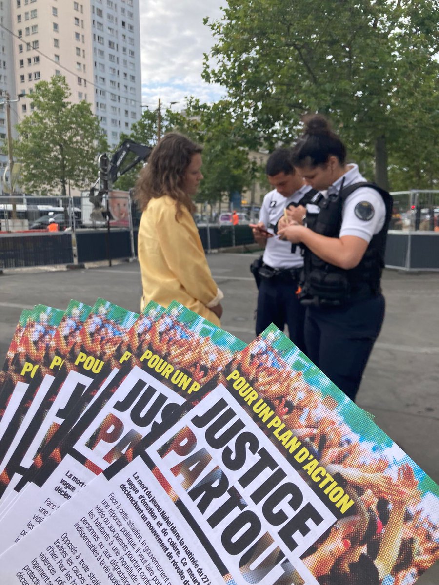 vicdiethelm's tweet photo. Ce matin nous avons distribué le tract #JusticePartout à Porte la chapelle.
L'accueil était excellent... Mais la police nationale n'a pas apprécié cette diffusion et a relevé notre identité "sur ordre de sa hiérarchie".
Il est urgent de rétablir une police républicaine ✊ https://t.co/NKBnBi7X8E