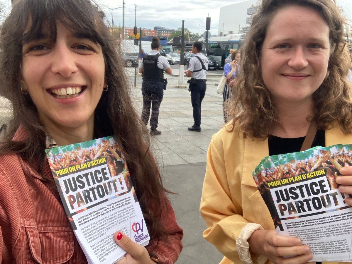 vicdiethelm's tweet photo. Ce matin nous avons distribué le tract #JusticePartout à Porte la chapelle.
L'accueil était excellent... Mais la police nationale n'a pas apprécié cette diffusion et a relevé notre identité "sur ordre de sa hiérarchie".
Il est urgent de rétablir une police républicaine ✊ https://t.co/NKBnBi7X8E
