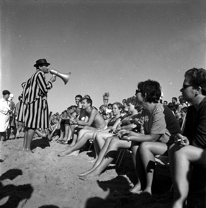 MSN_Warszawa's tweet image. 🏖️ Żadnych parawanów, tylko ludzie cieszący się plażą... 1967 rok. 
„Panoramiczny Happening Morski” Tadeusza Kantora. 
#ArchiwumMSN  📷 Eustachy Kossakowski 

#TadeuszKantor #Kantor #happening #plaża #morze #lato